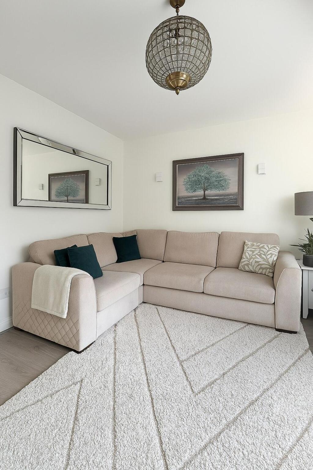 Apartment Large 3 Bed House Near Etihad And Coop Live